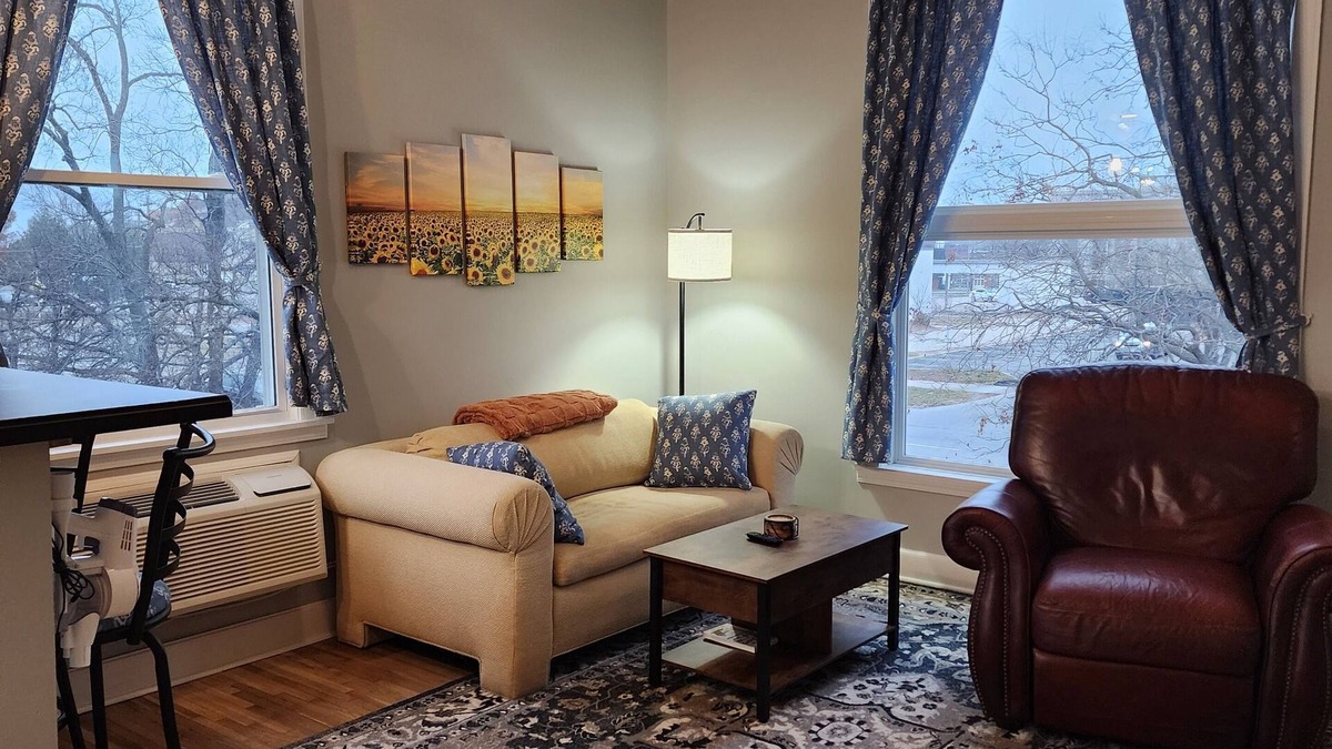 Topeka Apartment | Spacious 2 BDR Downtown Apt, Pet Friendly, Lg Kitchen, 2 Blks From State Capitol