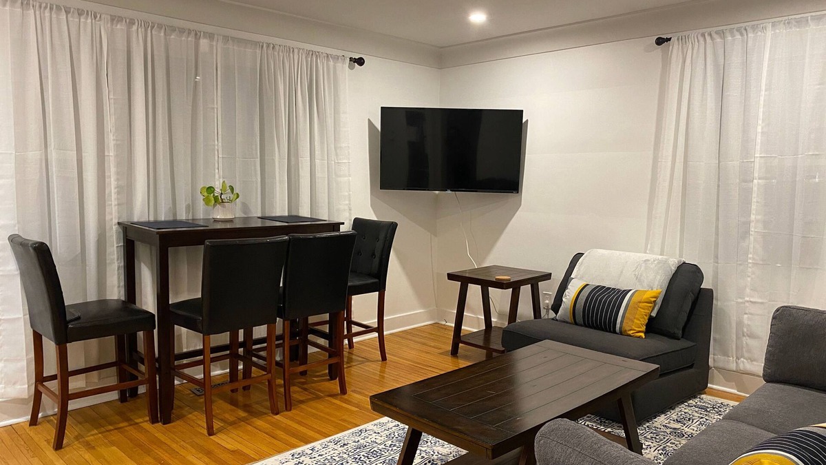 Kingston House | Spacious 2 Bdrm with Office close to downtown Kingston
