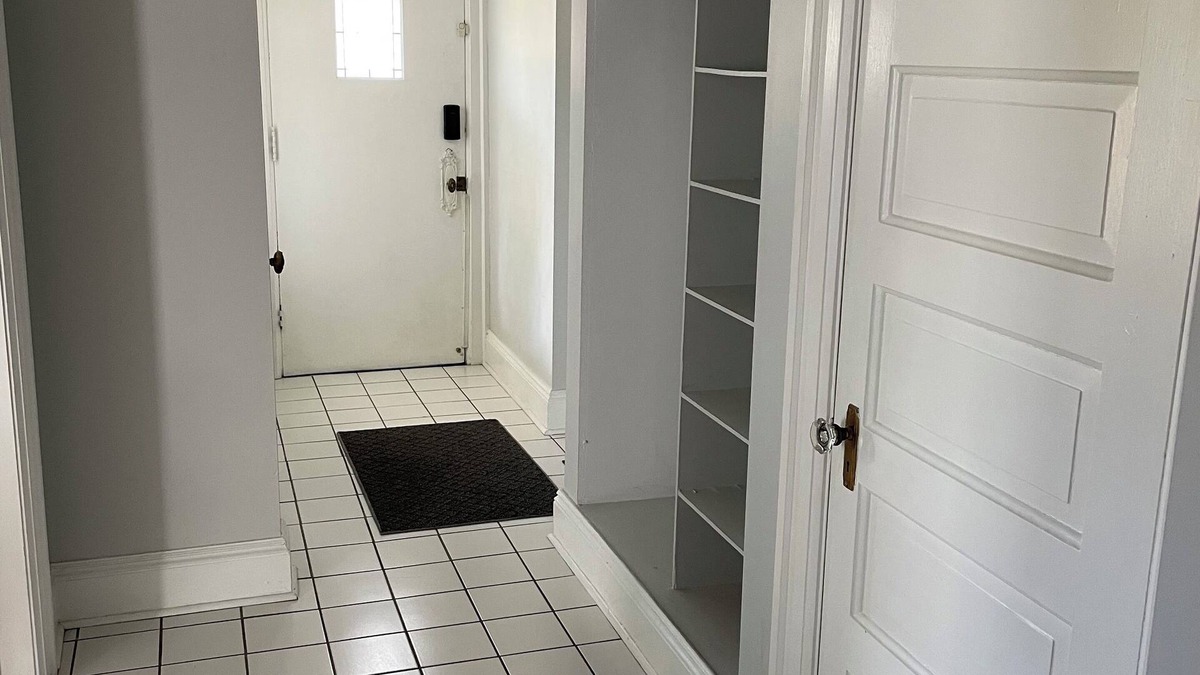 Lima House | Spacious 2 bed 1 bath in the center of Lima resting on the park