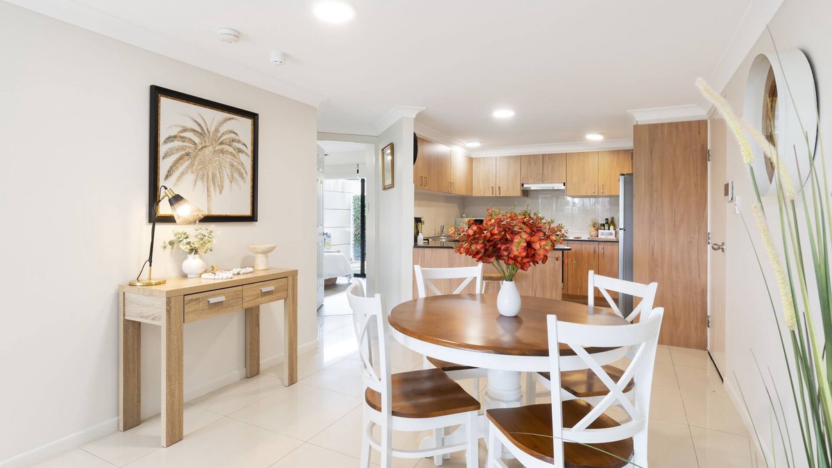 South Brisbane Apartment | Spacious 2 Bed/2 Bath Garden Apartment Aircon, Spacious 2 Bed Garden Apartment