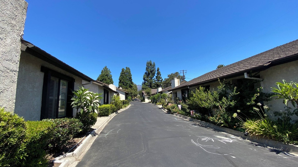 Arcadia Condo | SPACIOUS 2-bed 2 bath condo w everything 2 car parking , near Metro ALL welcome