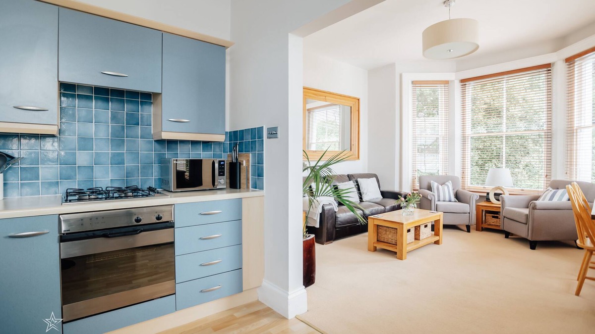 Westbourne Apartment | Spacious 2 Bed Apt in Westbourne with Beach Hut Access