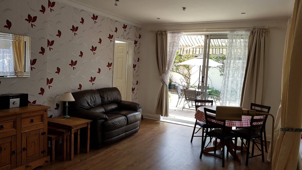 Blackpool House | Spacious 2 bed bungalow. Lovely Vacation Home in a quieter area of Blackpool .