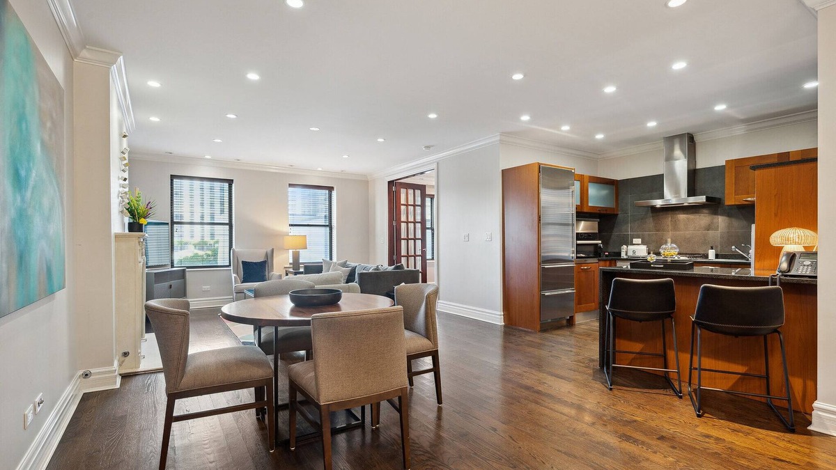 Gold Coast Apartment | Spacious 2 Bed Downtown Chicago with Housekeeping and Laundry. Dogs Welcome.