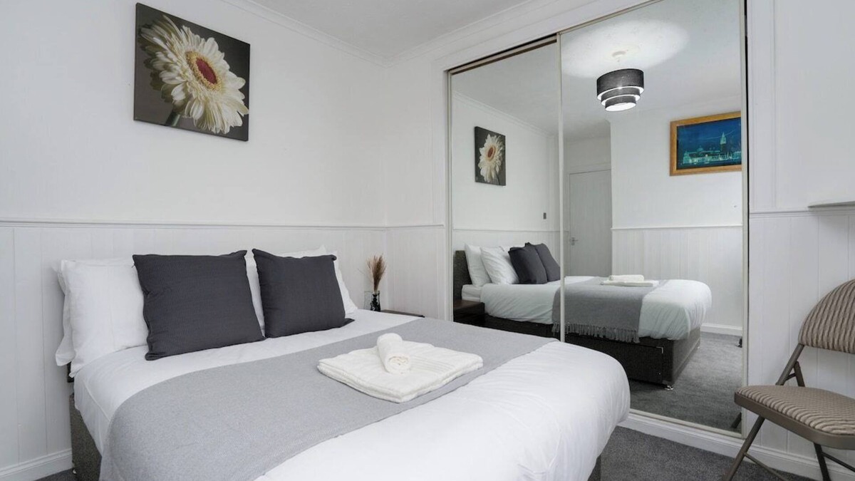 Wishaw Apartment | Spacious 2 Bed Flat-Free Parking