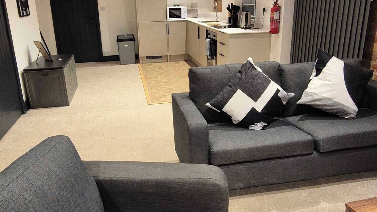 Newark Apartment | Spacious 2 Bedroom Apartment in Central Newark