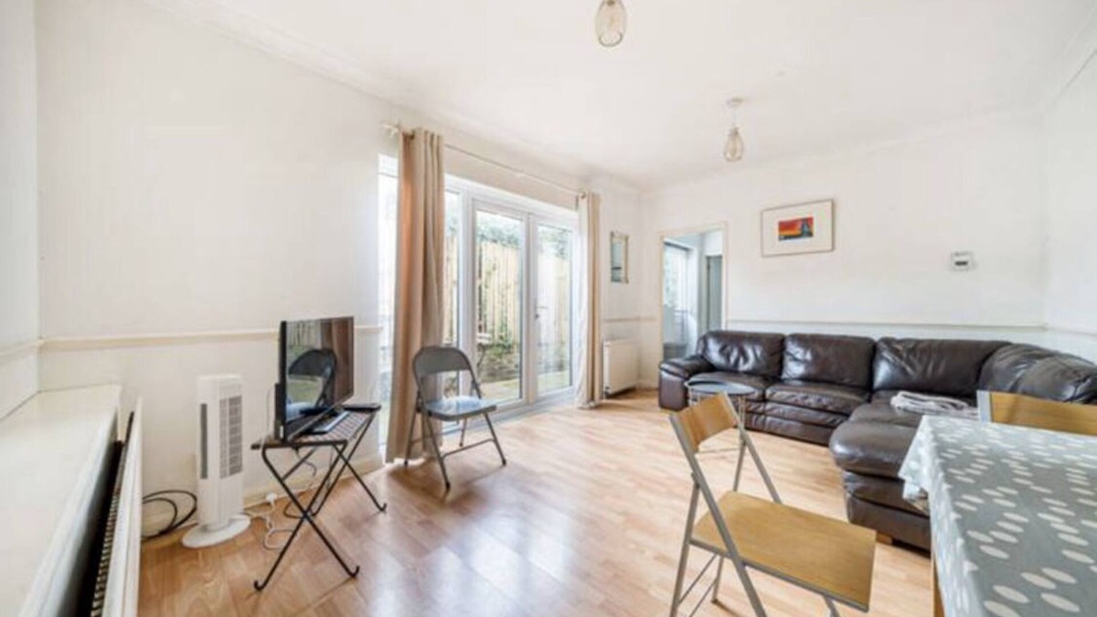Lewisham Apartment | Spacious 2 bed Ground floor garden flat close to DLR