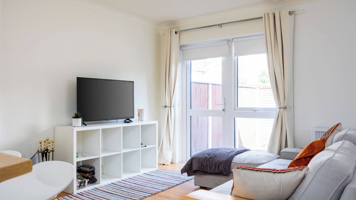 Dublin House | Spacious 2 Bed House - 20 Min Bus To City Center