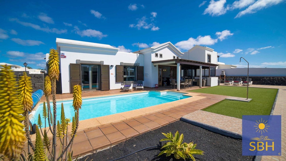 Montana Roja Villa | Spacious 2 bed property with Pool, Hot tub and Air conditioning