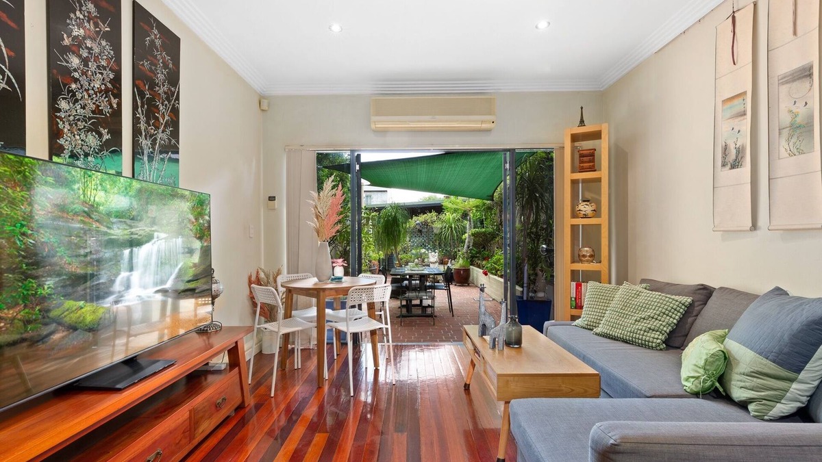 Alexandria House | Spacious 2-Bed Townhouse with Garage & Patio