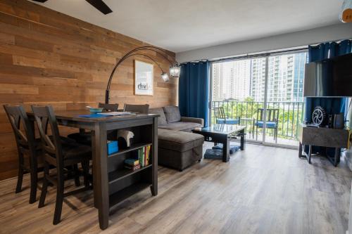 McCully - Moiliili Apartment | Spacious 2 Bedroom, 1 bath Waikiki Condo