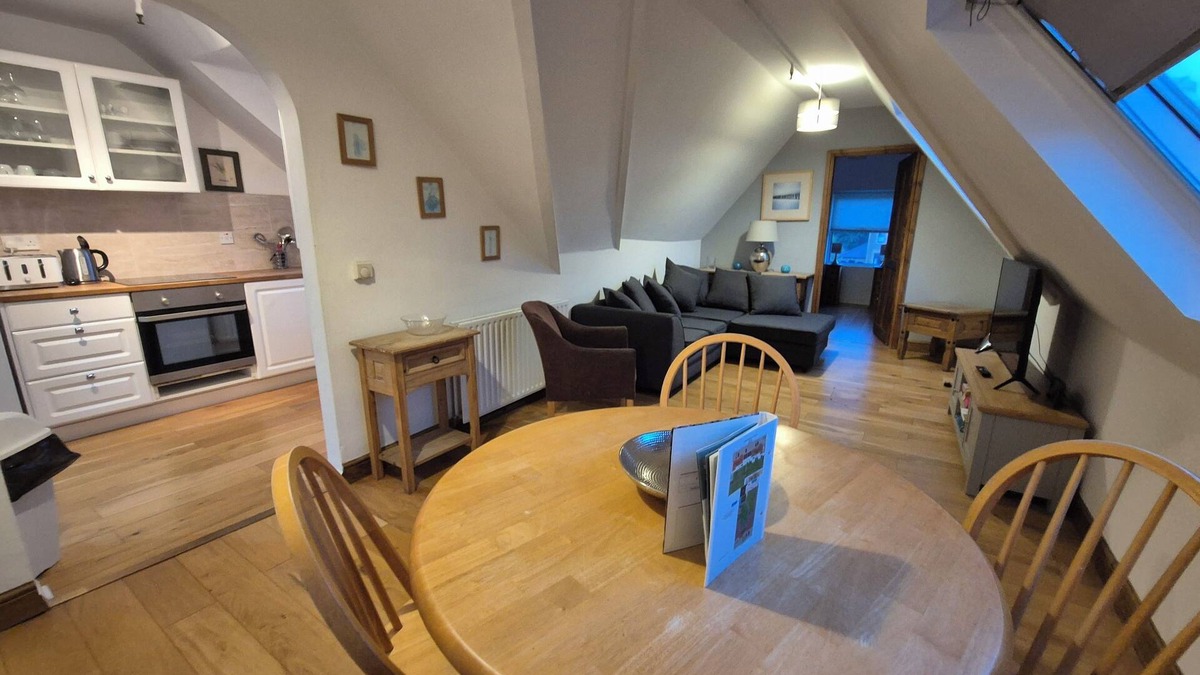 Catford Apartment | Spacious 2 bedroom 2nd floor apartment, perfect for family or groups of friends