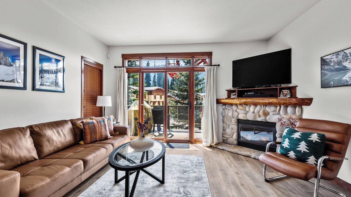 Sun Peaks House | Spacious 2 Bedroom, 3.5 Bathroom Townhome, Short Walk to Village center, and Ski in & Ski out