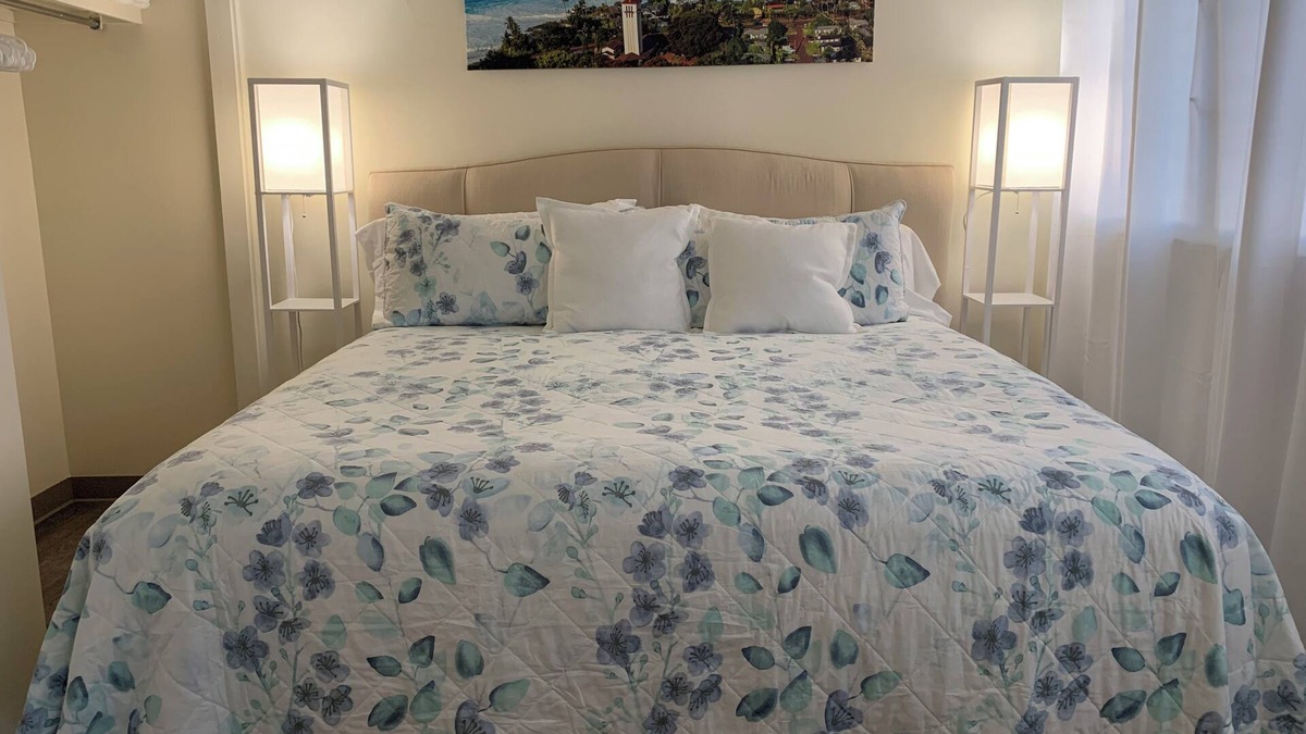 McCully - Moiliili Condo | Spacious 2-bedroom apartment sleeps 7 with parking