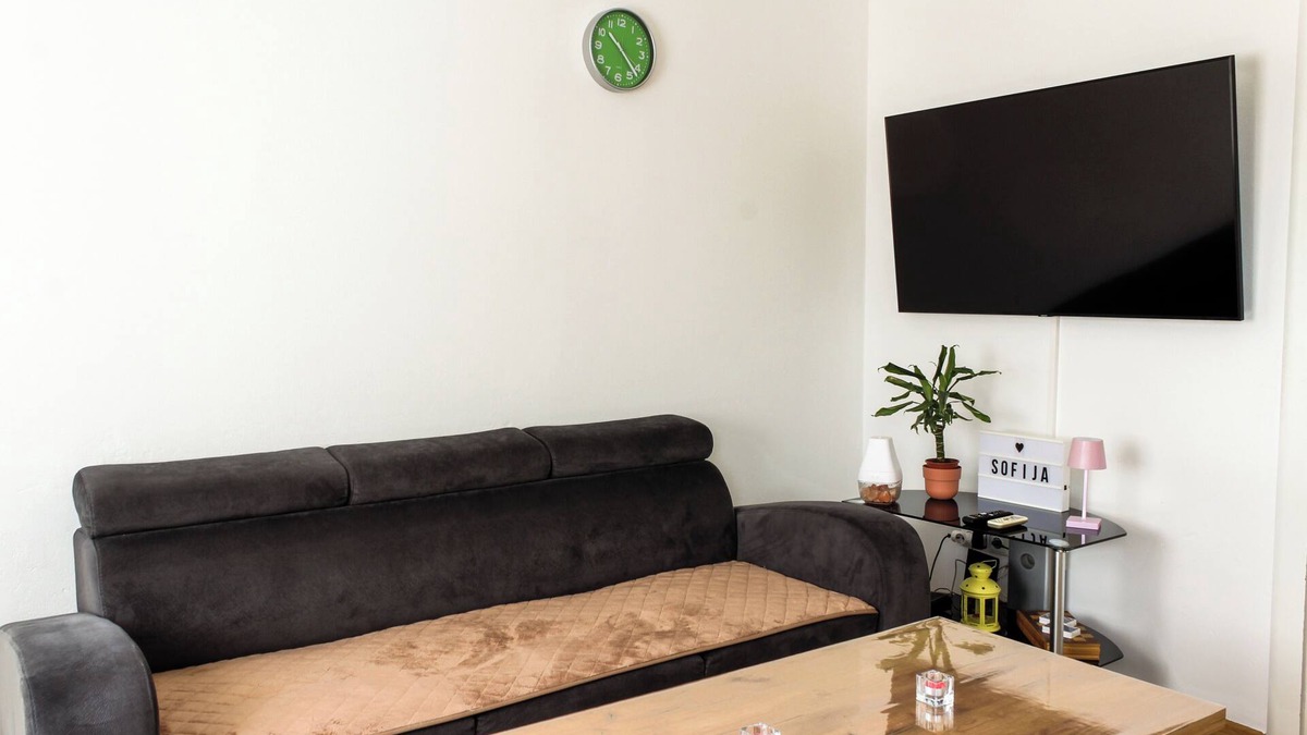 Doboj Apartment | Spacious 2-bedroom Apartment w/Balcony & Free Parking – Ideal for Long Stays