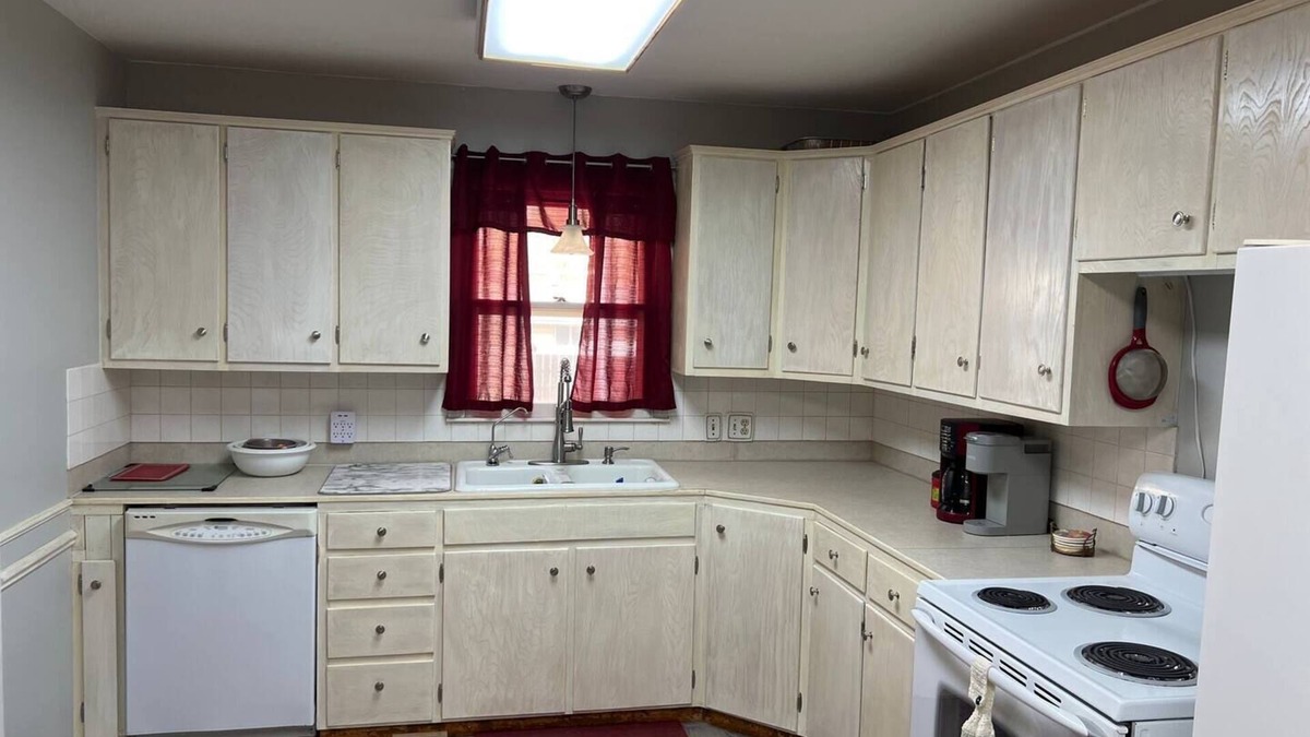 Russell House | Spacious 2 bedroom home in quiet neighborhood w/ mini workout room