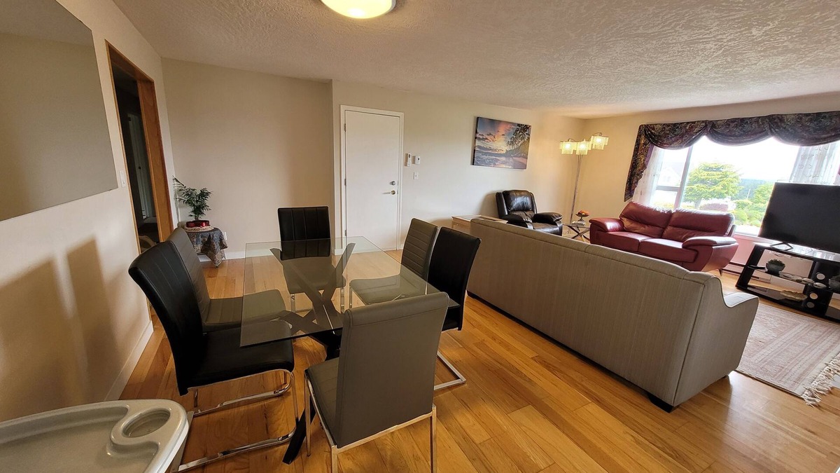 Colwood House | Spacious 2-bedroom Suite with parking and AC