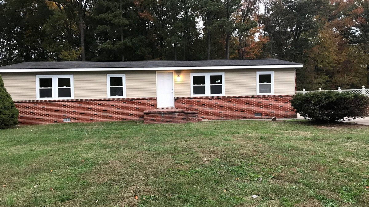 Grasonville House | Spacious 2 bedroom duplex located conveniently near Route 50 East and West.