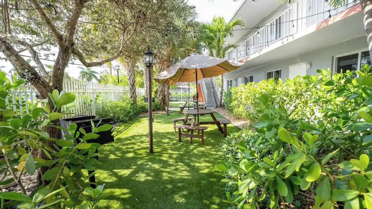 Central Oakland Park Apartment | Spacious 2-Bedroom Apt near Beaches, Dining & Shops