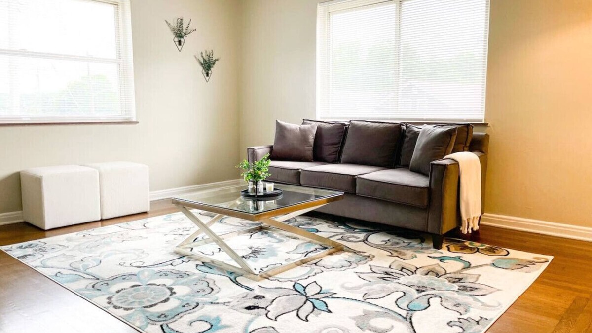 Spring Grove Village House | * Spacious 2 bedroom with 2 Tvs*