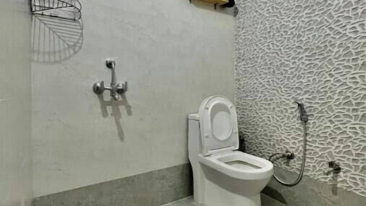 Bullawala Apartment | Spacious 2 BHK Pvt Parking, WiFi, Couch, Kitchen