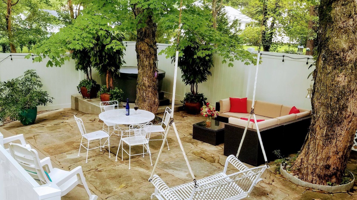 Anna House | Spacious 2 BR, 1 1/2 baths, hot tub, pool table, outside room, full kitchen