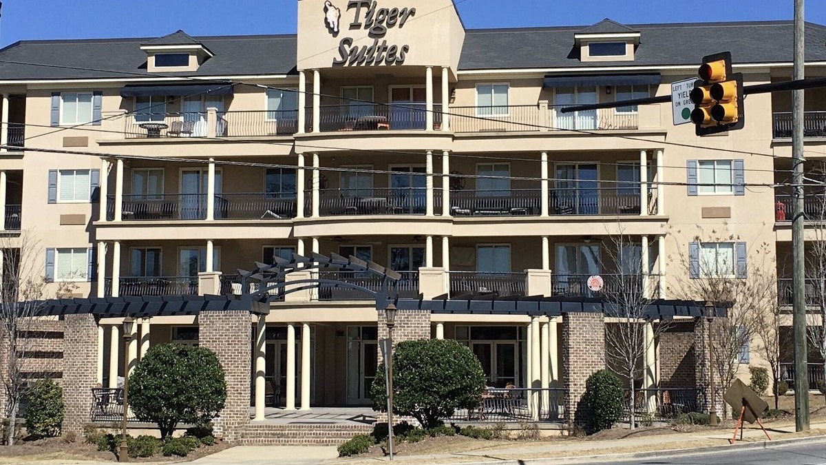 Auburn Condo | Spacious 2 BR Condo a Few Blocks From the Stadium - Book now for Camp War Eagle!