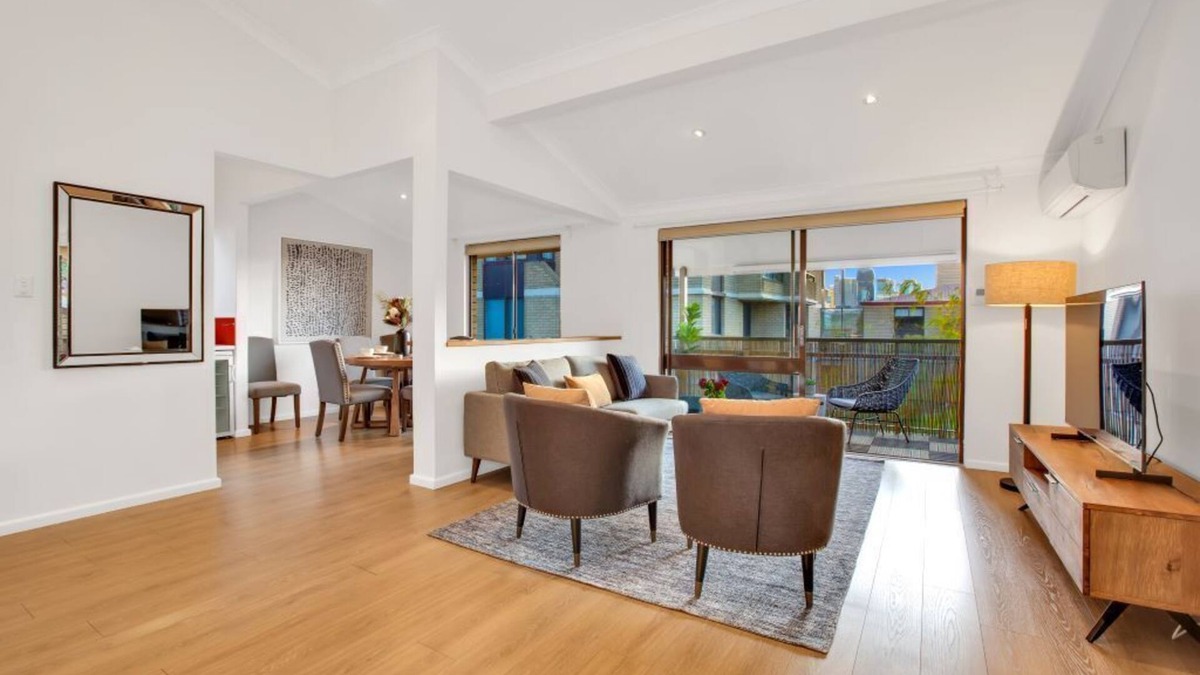 Potts Point Apartment | Spacious 2 BR Home in the Heart of Potts Point