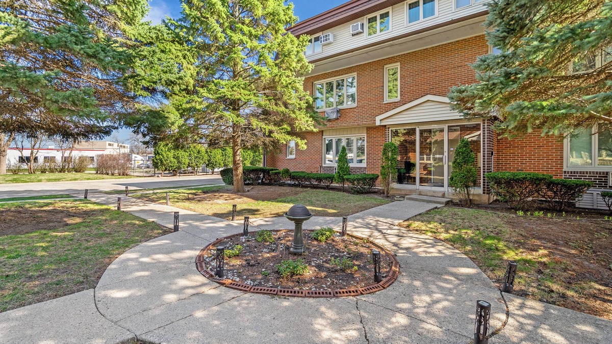 Arlington Heights Apartment | Spacious 2-BR+King Beds+Smart TVs+Free Parking+WiFi