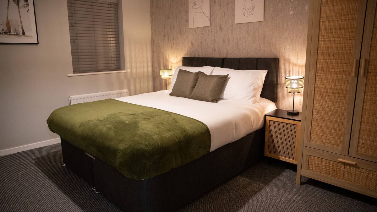 Leeds House | Spacious 2 double bedroom property