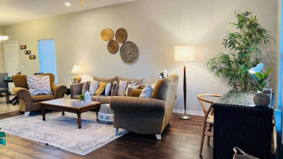 Navarre Apartment | Spacious, 2 King Beds, 6 Sleeper, 4 mi. From Beach