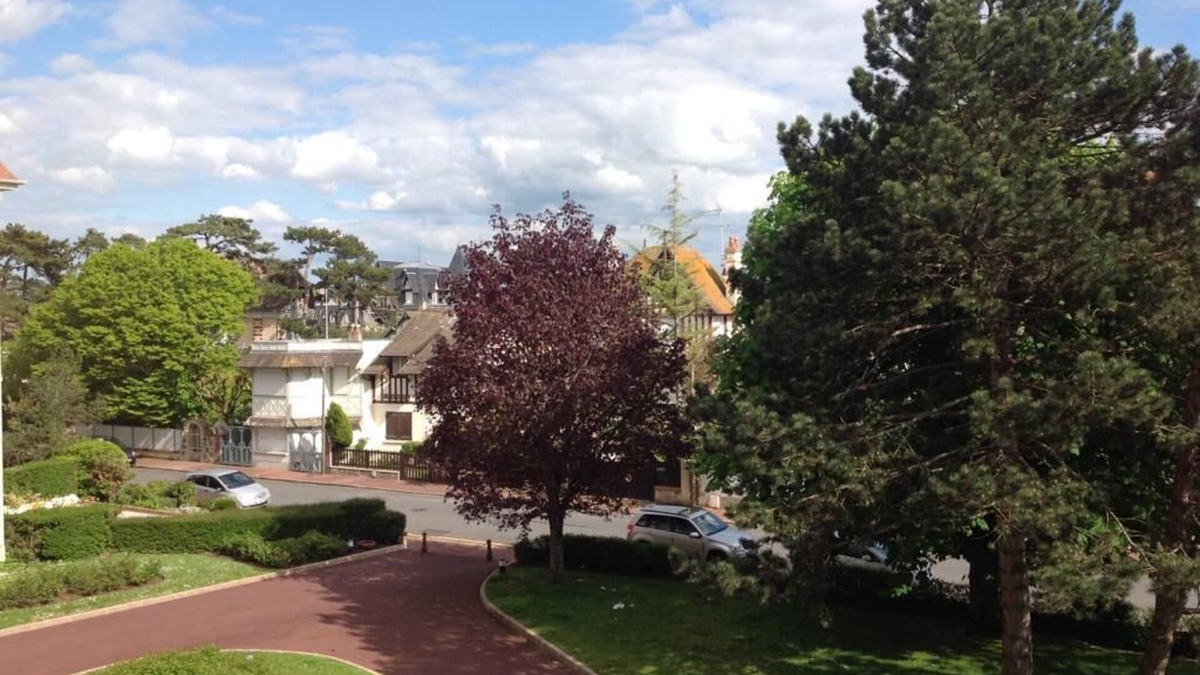 Deauville City Centre Apartment | Spacious 2 Rooms, heart of Deauville, next to the beach, closed parking included