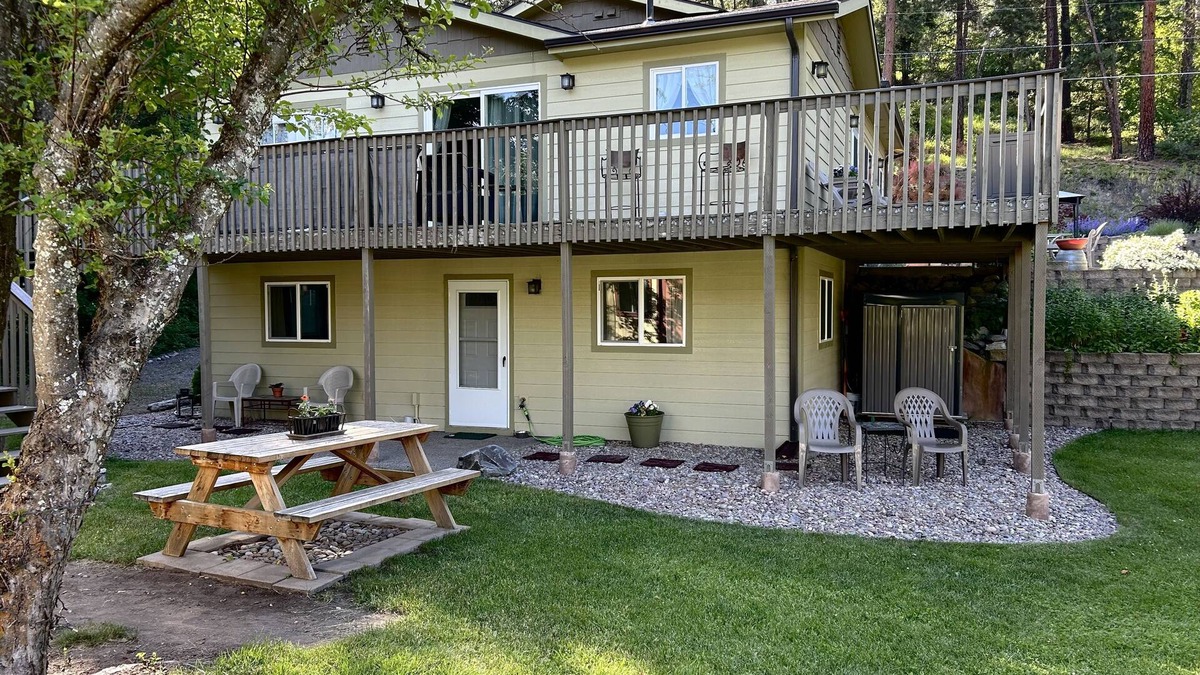 Woods Bay House | Spacious 2-Story Close to Lake-Marina-Fishing; 2 dogs-A/C-Mountain View