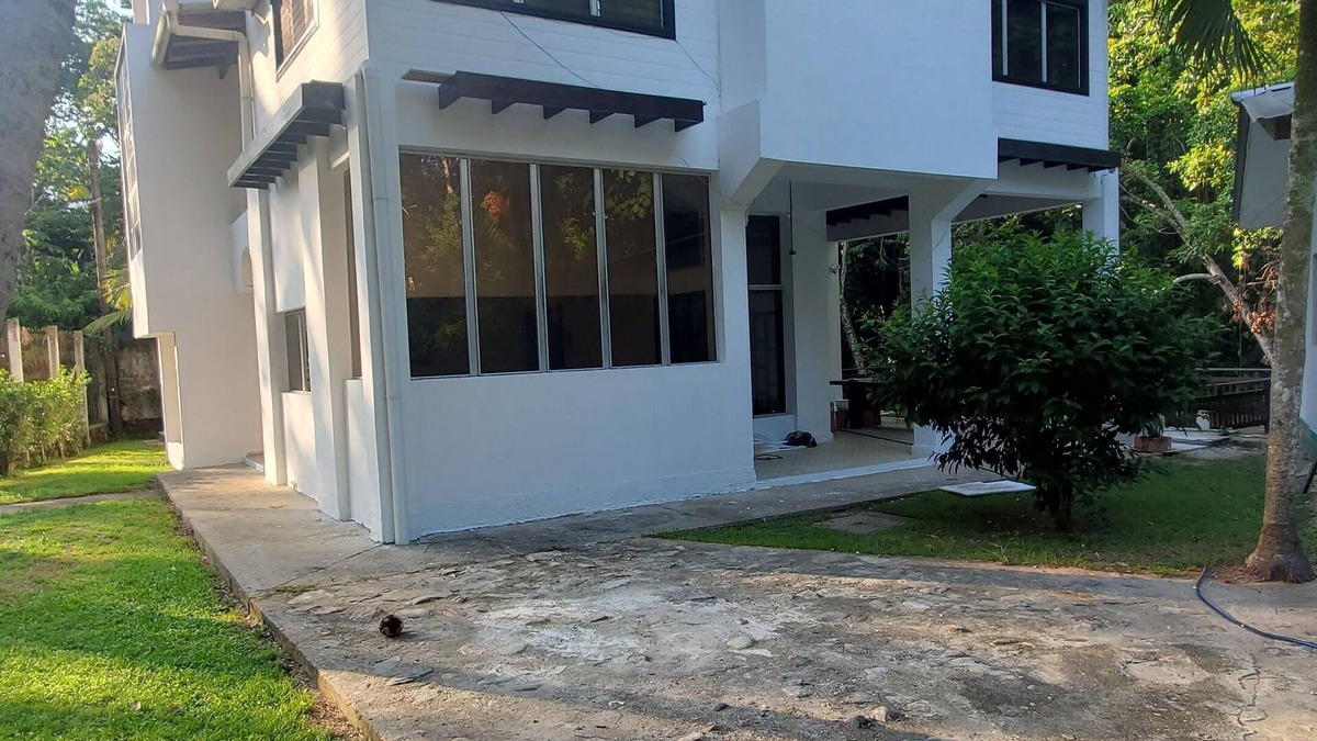 Omoa House | Spacious 2-story house with large green areas, swimming pool and close to the beach.