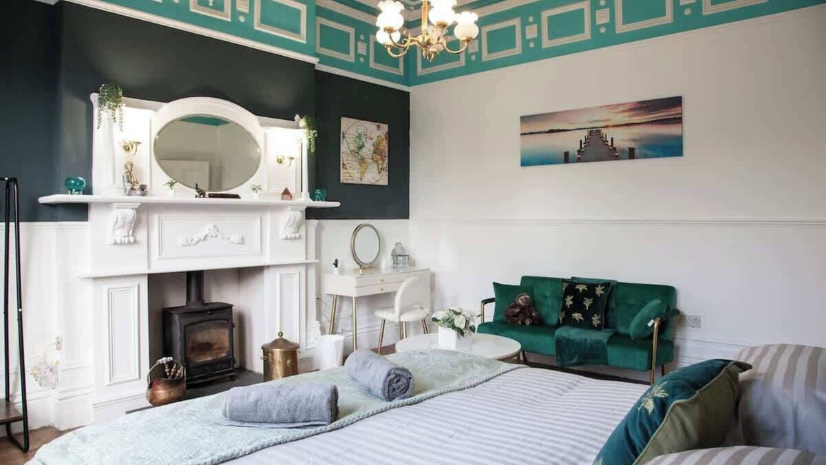 Manchester Villa | Spacious 220sqm House 10-min Dr City Ctr/Heaton