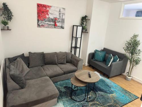 Kensal Green Apartment | Spacious 2B Apt Zone 2 sleeps 4 F5