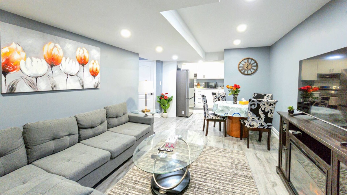 Halton Regional Municipality Apartment | Spacious 2Bd family suite with full kitchen. Centrally located.