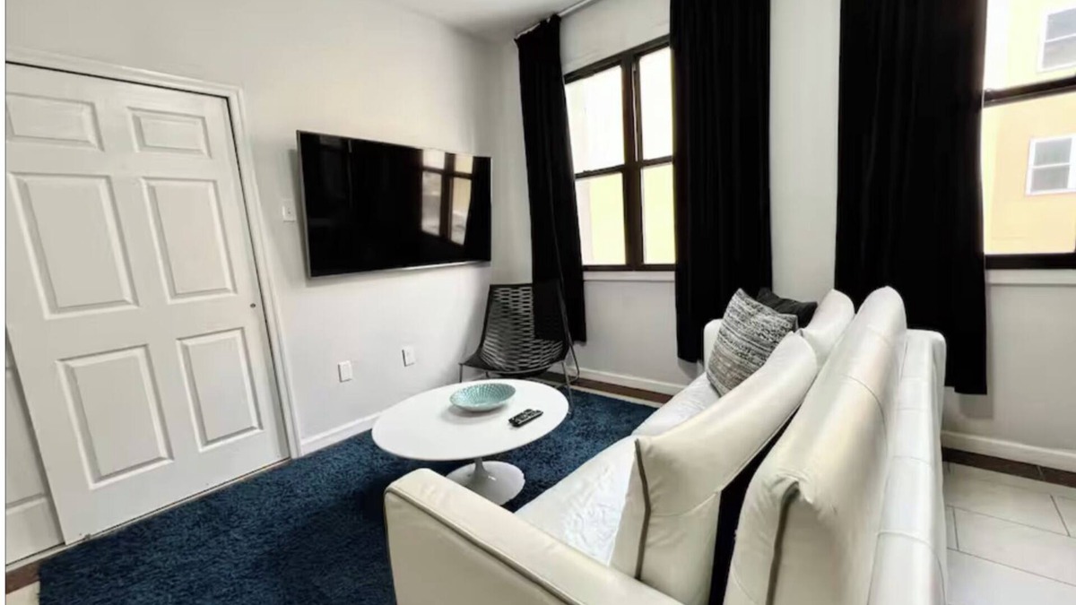 Chinatown Apartment | Spacious 2bd next to Reading Terminal and more!