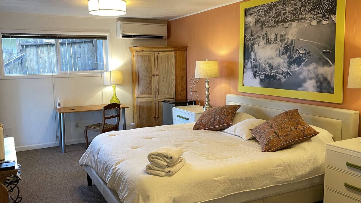 Western House | Spacious 2bed/1bath private suite near U of O with ductless heat/AC