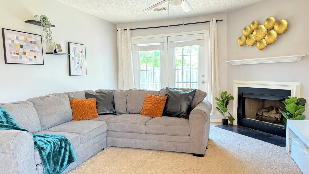 Huntcliff House | Spacious 2bed + 2bath Townhome - Minutes to Fort Jackson - King Bed