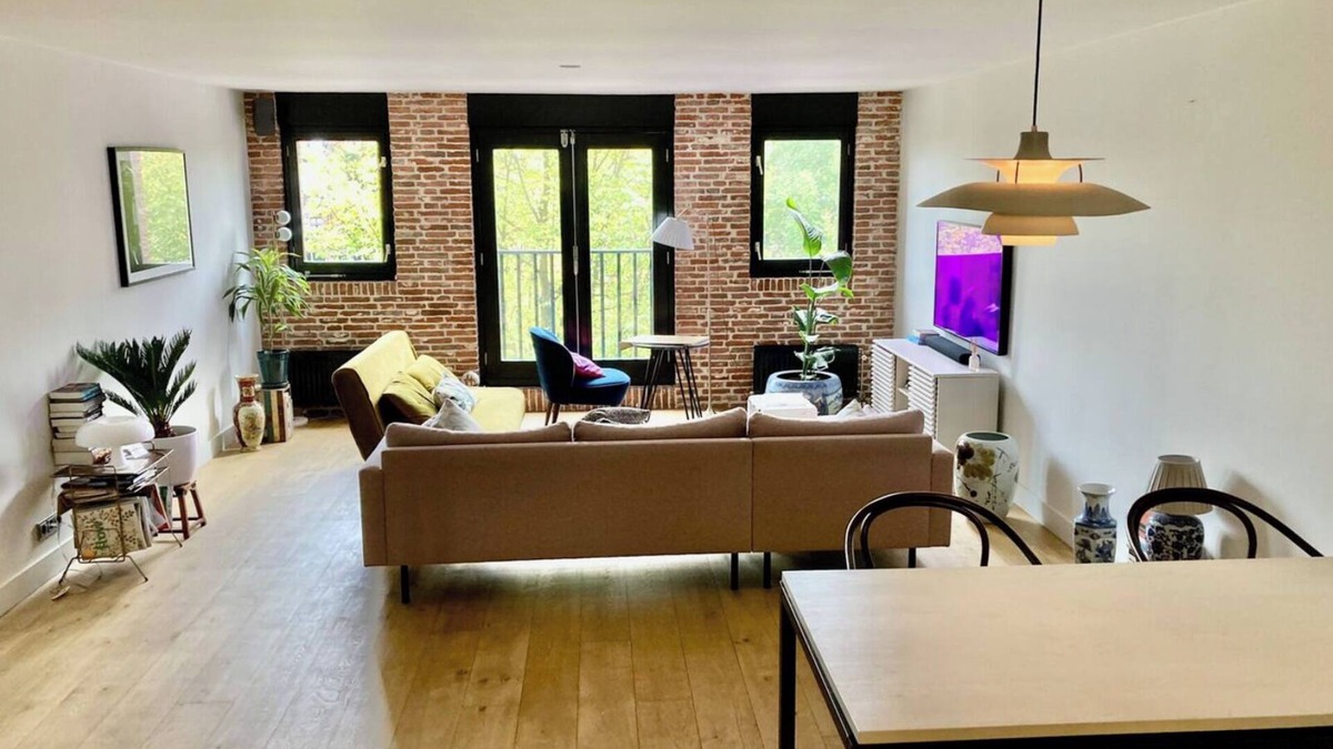 Spaarndammer en Zeeheldenbuurt Condo | Spacious 2bedr- Apartment With Canal View in City Center
