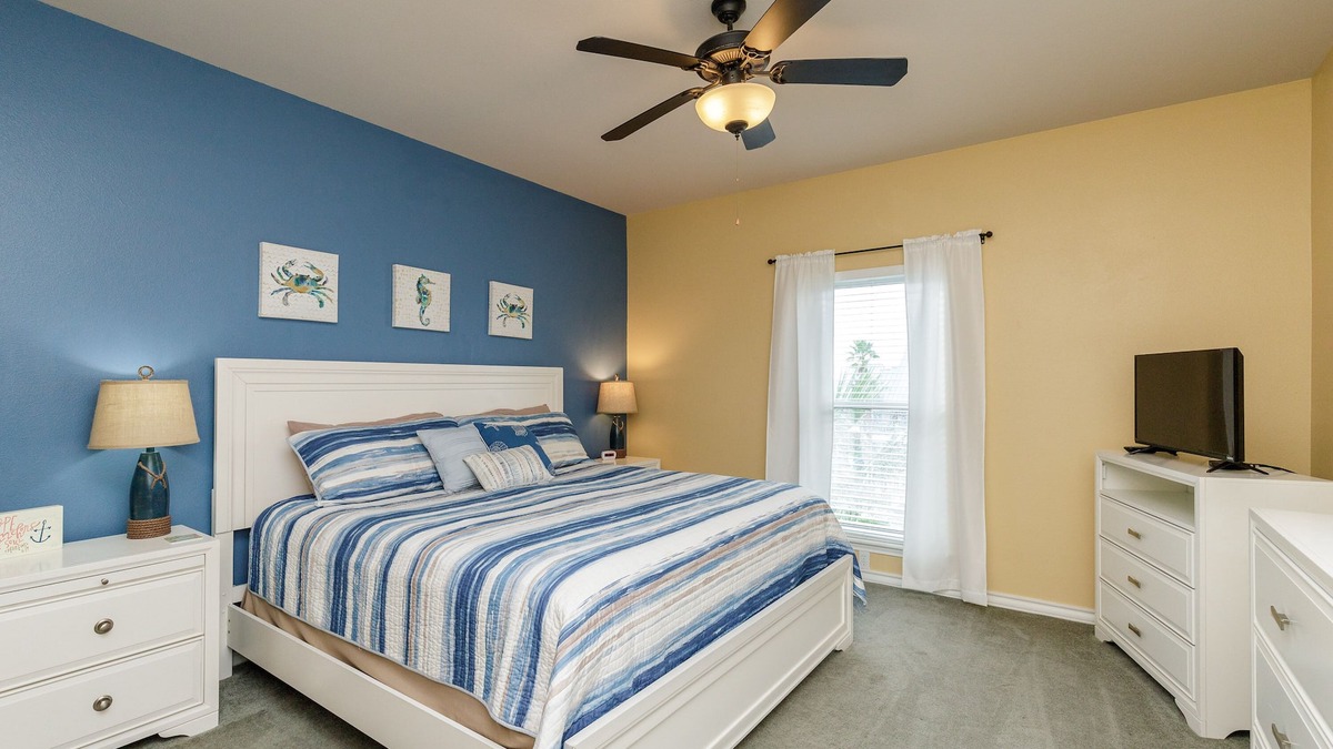 Corpus Christi Condo | Spacious 2br 2bath condo! On the canal with a boat lift!