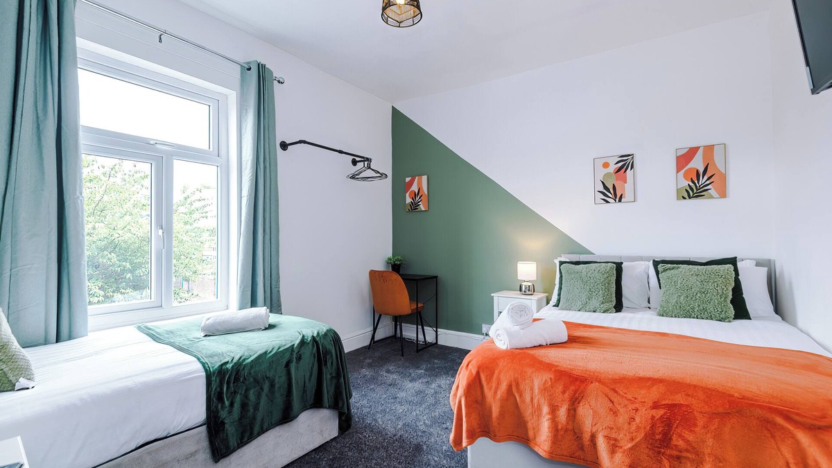 Droylsden House | Spacious 2BR House, Free Wi-Fi & Parking, Near Tram Stop, Close to City & Etihad