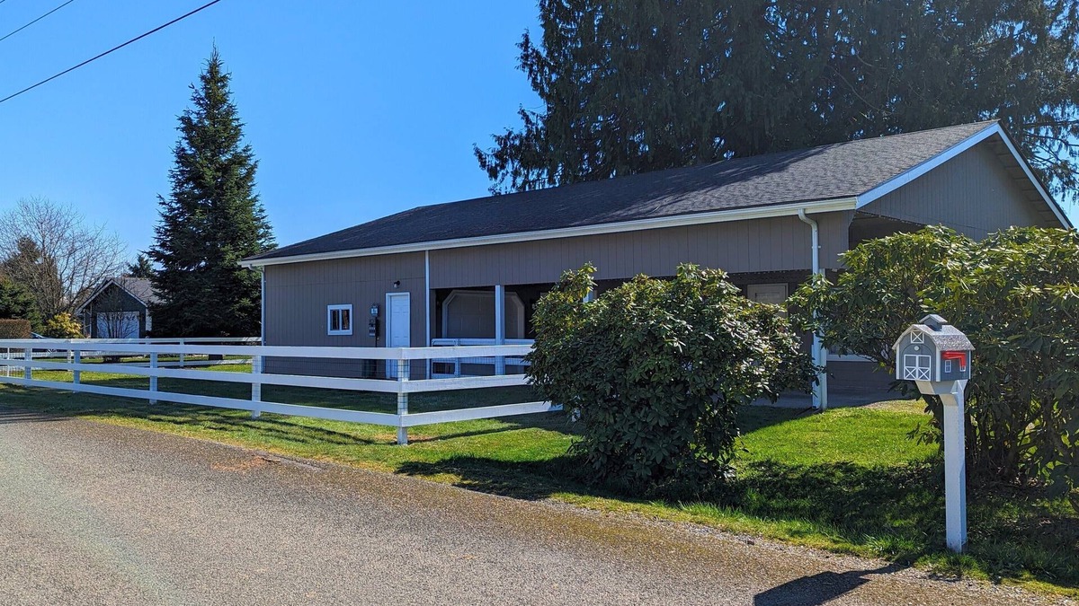 East Olympia House | Spacious 2BR house. Pet friendly with fenced yard. Outdoor covered patio.