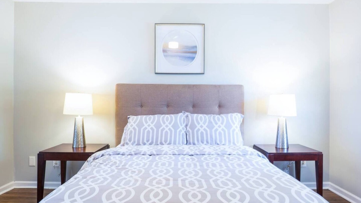 Calhoun House | Spacious 2BR Ideal for Long-Term Business Stays