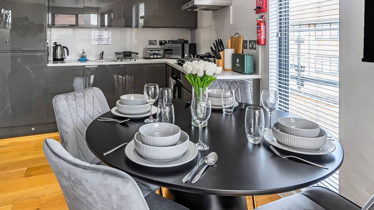 Camberley Apartment | Spacious 2BR in Surrey | Pet-Friendly, Netflix, Parking