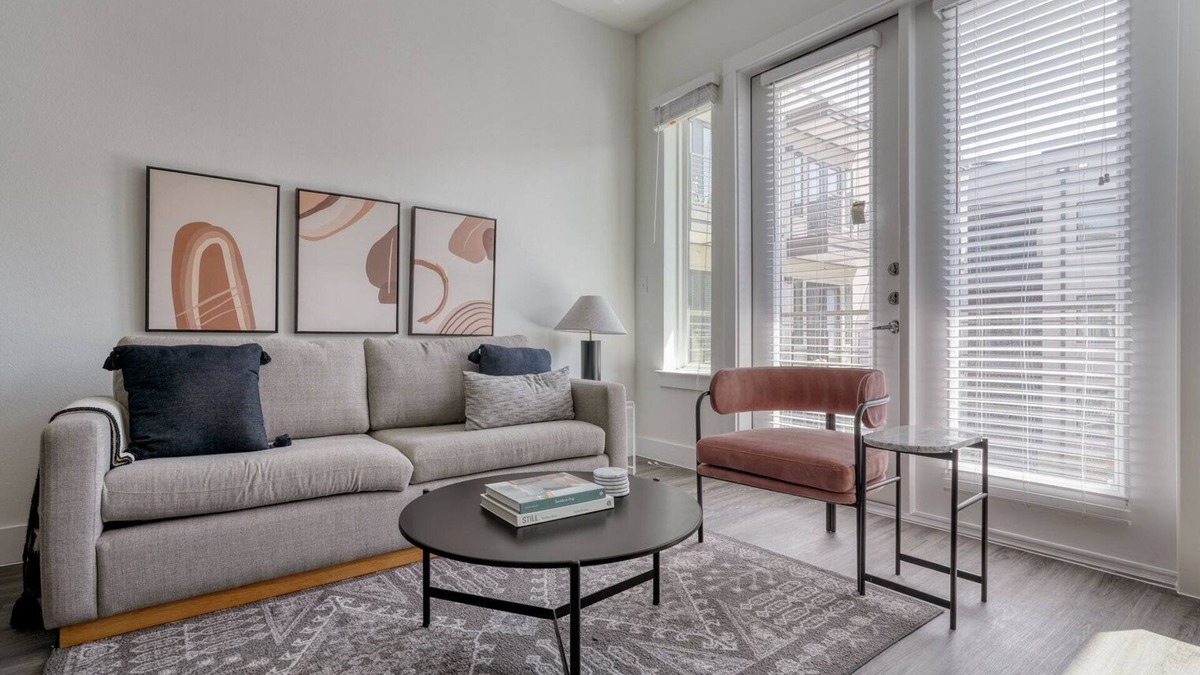 Highland Apartment | Spacious 2BR in the Highlands w/Pool, W/D & Gym, walkable, by Blueground