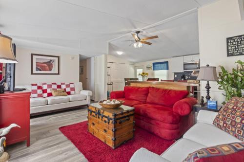 Longs House | Spacious 2BR Retreat-10 minutes to the Beach! Pet Friendly!