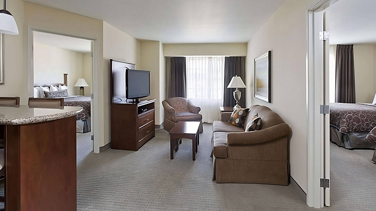 Vance Jackson Apartment | Spacious 2BR Suite with Full Kitchen! A 13-minute drive away from Pearl District