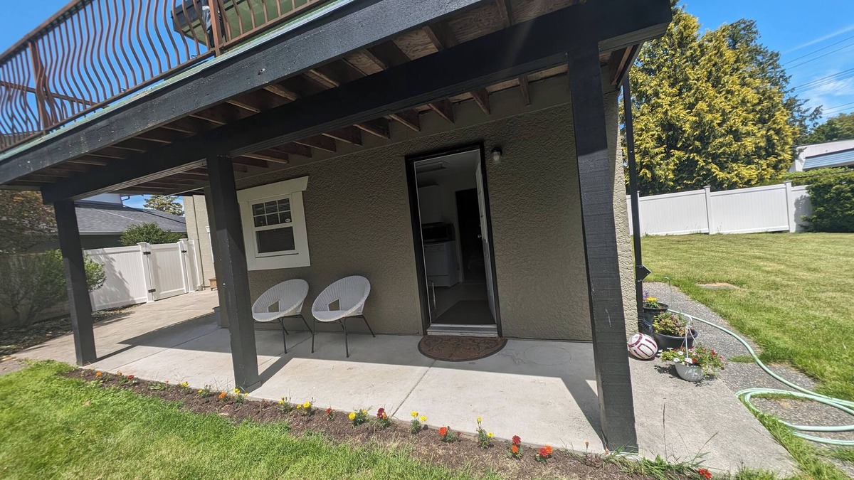 Delta House | Spacious 2BR Suite with Private Entrance in Sunny Tsawwassen